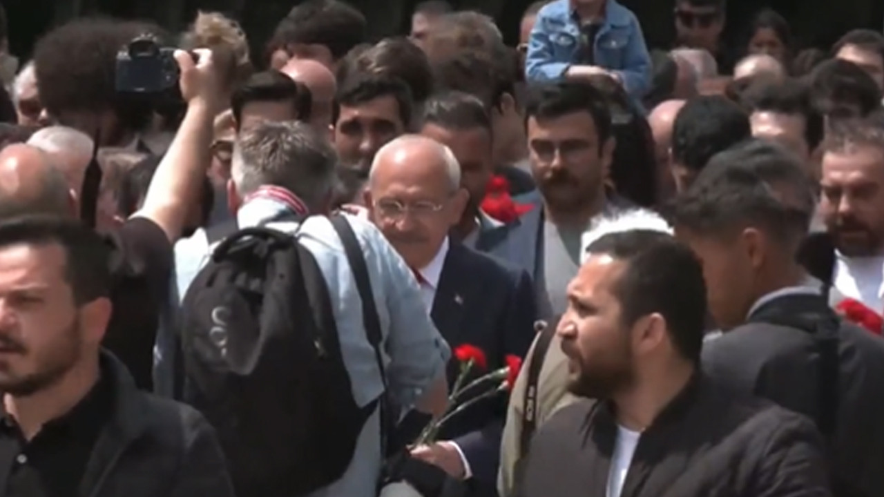 Kemal Kılıçdaroğlu, gençlerle birlikte Anıtkabir'e çıktı