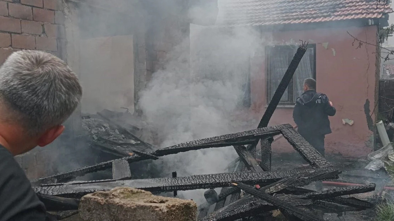 Kırklareli'nde yangın! 2 ev ağır hasar aldı