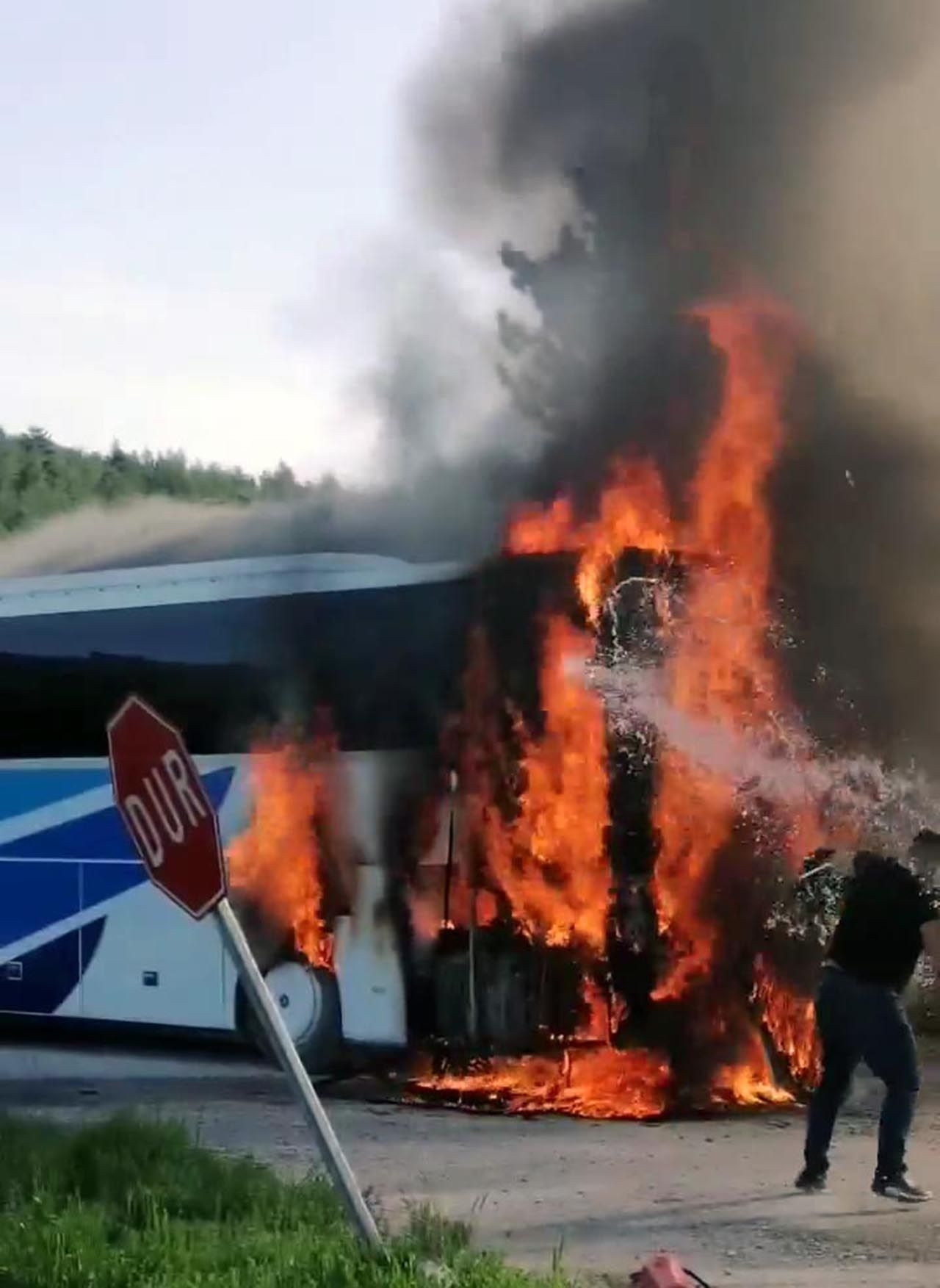 Yangın çıkan yolcu otobüsü küle döndü - Resim: 3
