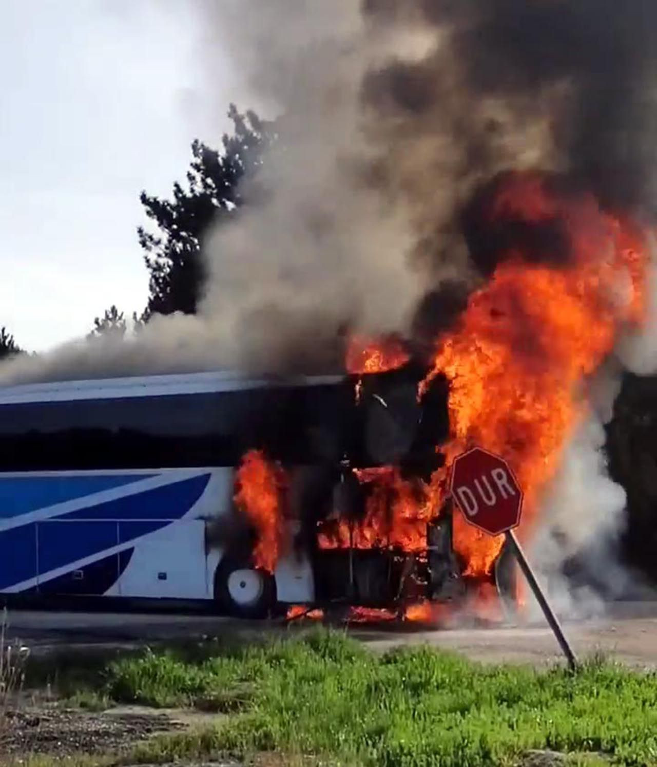 Yangın çıkan yolcu otobüsü küle döndü - Resim: 1