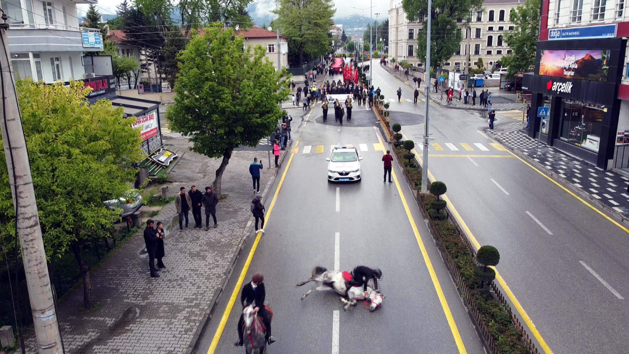 19 Mayıs törenlerinde korkutan kaza kamerada
