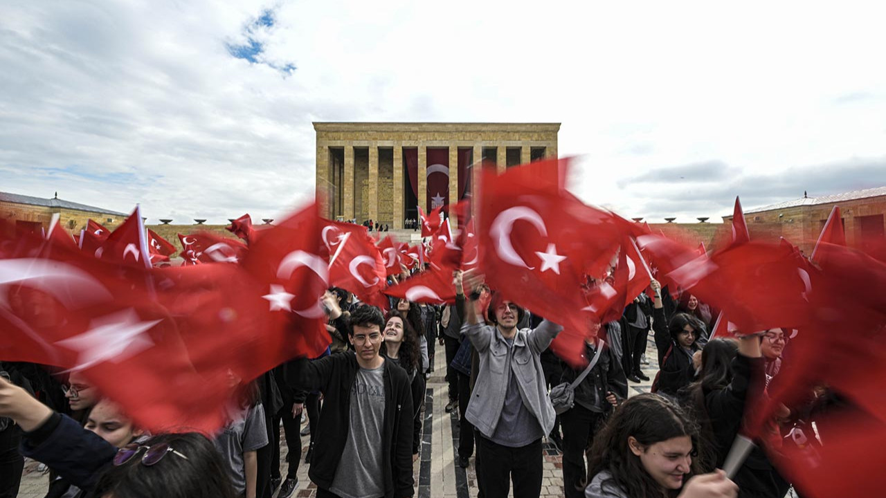 Anıtkabir'de 19 Mayıs töreni: Gençler Ata'sına koştu