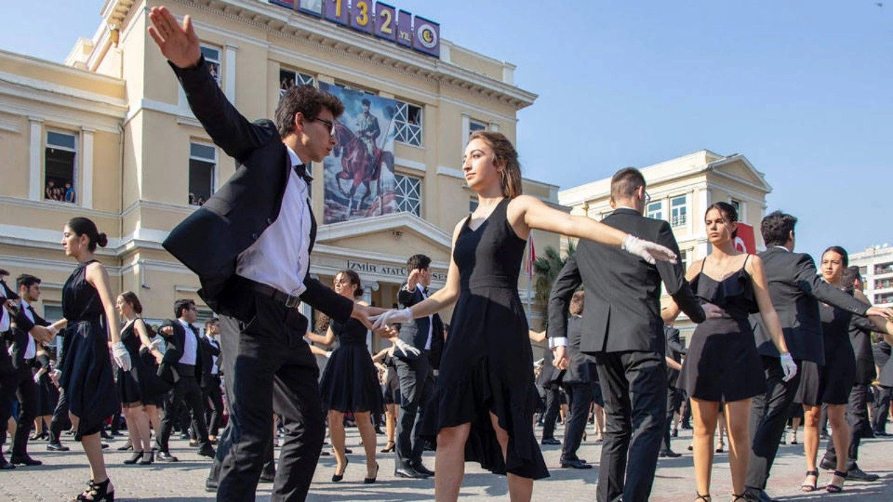 İzmir Atatürk Lisesi'nin geleneksel vals gösterisi iptal edildi