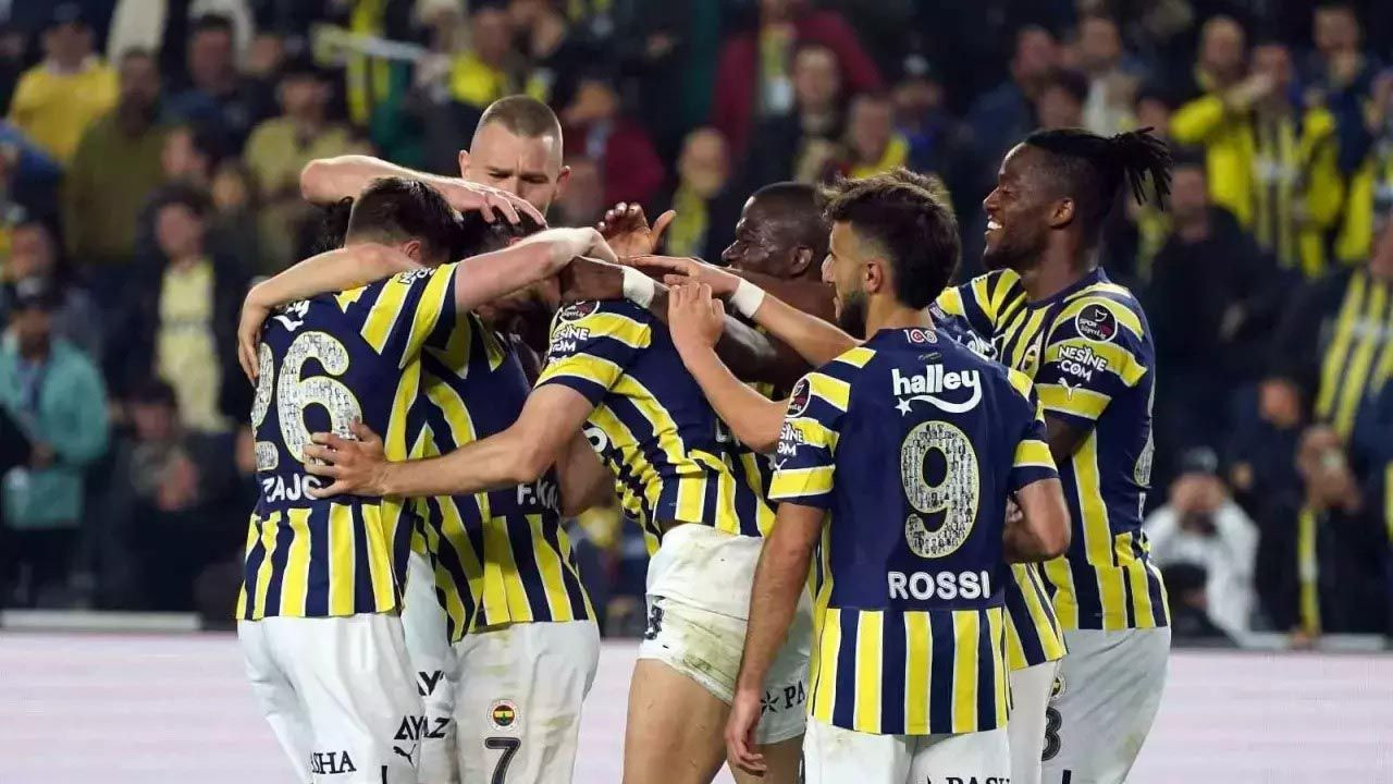 Fenerbahçe'de büyük operasyon: En az 8 isimle yollar ayrılıyor - Resim: 1