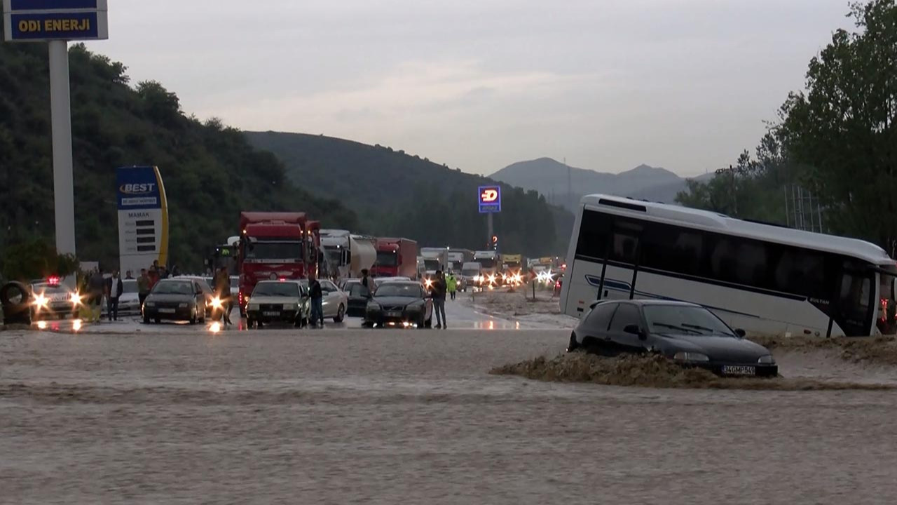 Ankara sağanak yağışa teslim! Yıldırım düştü; 1 kişi hayatını kaybetti