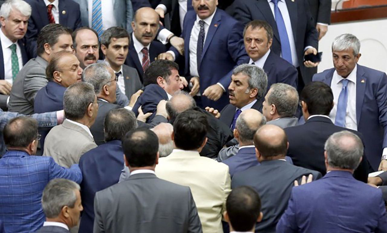 Sinan Oğan kavga