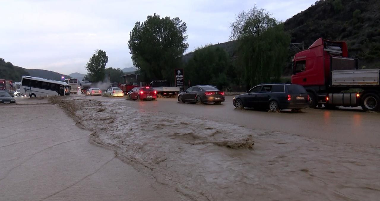 Ankara sağanak yağışa teslim! Yıldırım düştü; 1 kişi hayatını kaybetti - Resim: 5