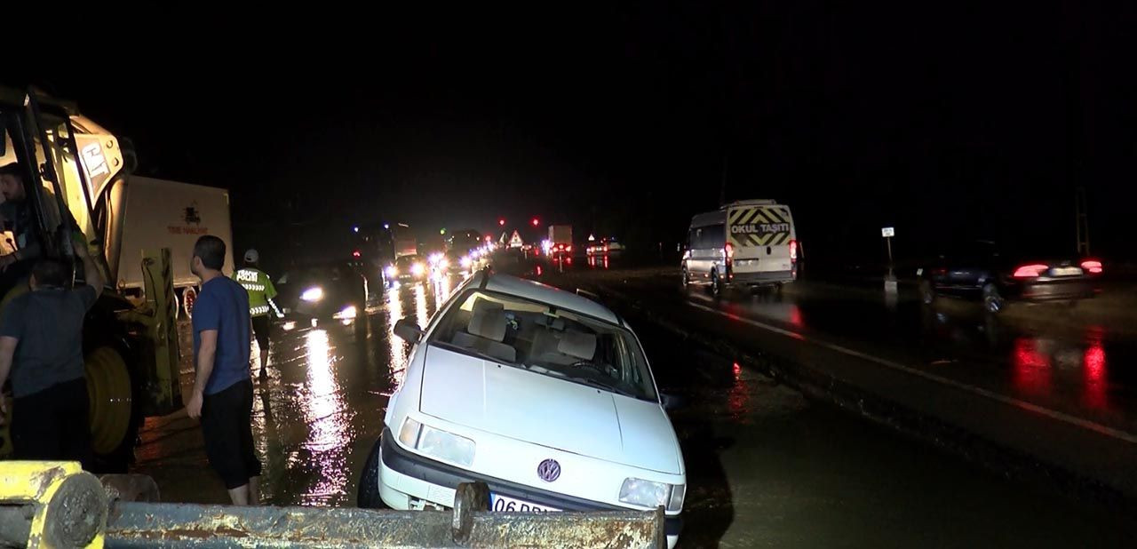 Ankara sağanak yağışa teslim! Yıldırım düştü; 1 kişi hayatını kaybetti - Resim: 4