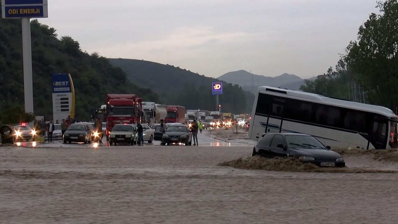 Ankara sağanak yağışa teslim! Yıldırım düştü; 1 kişi hayatını kaybetti - Resim: 2