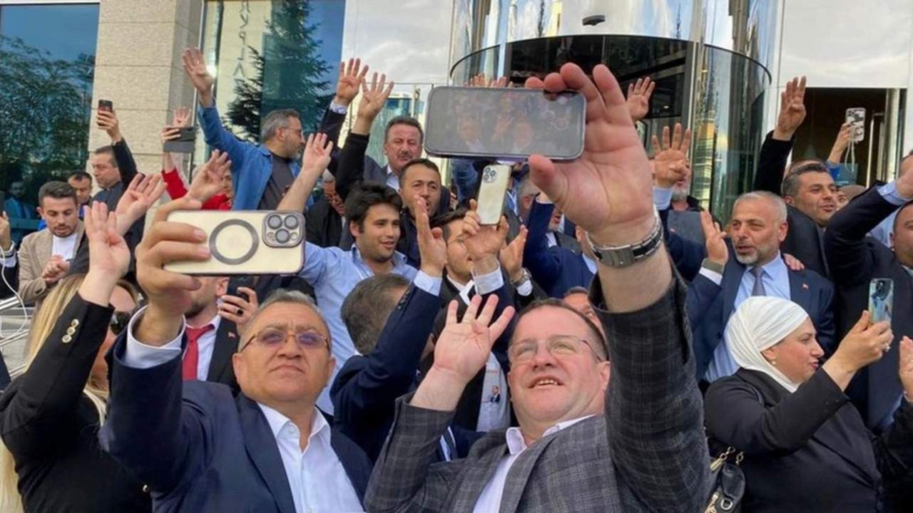 AK Parti’de zafer kutlamaları başladı