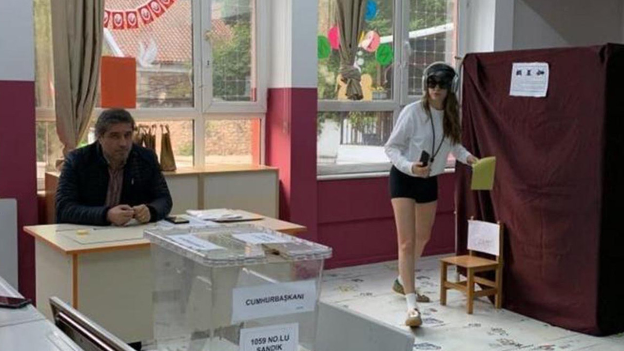 Ünlü isimler oylarını kullandı: Serenay Sarıkaya'nın seçim kombini olay oldu