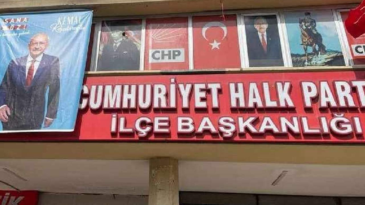 CHP binasına saldırı taşlı saldırı! Atatürk resmini yırttılar