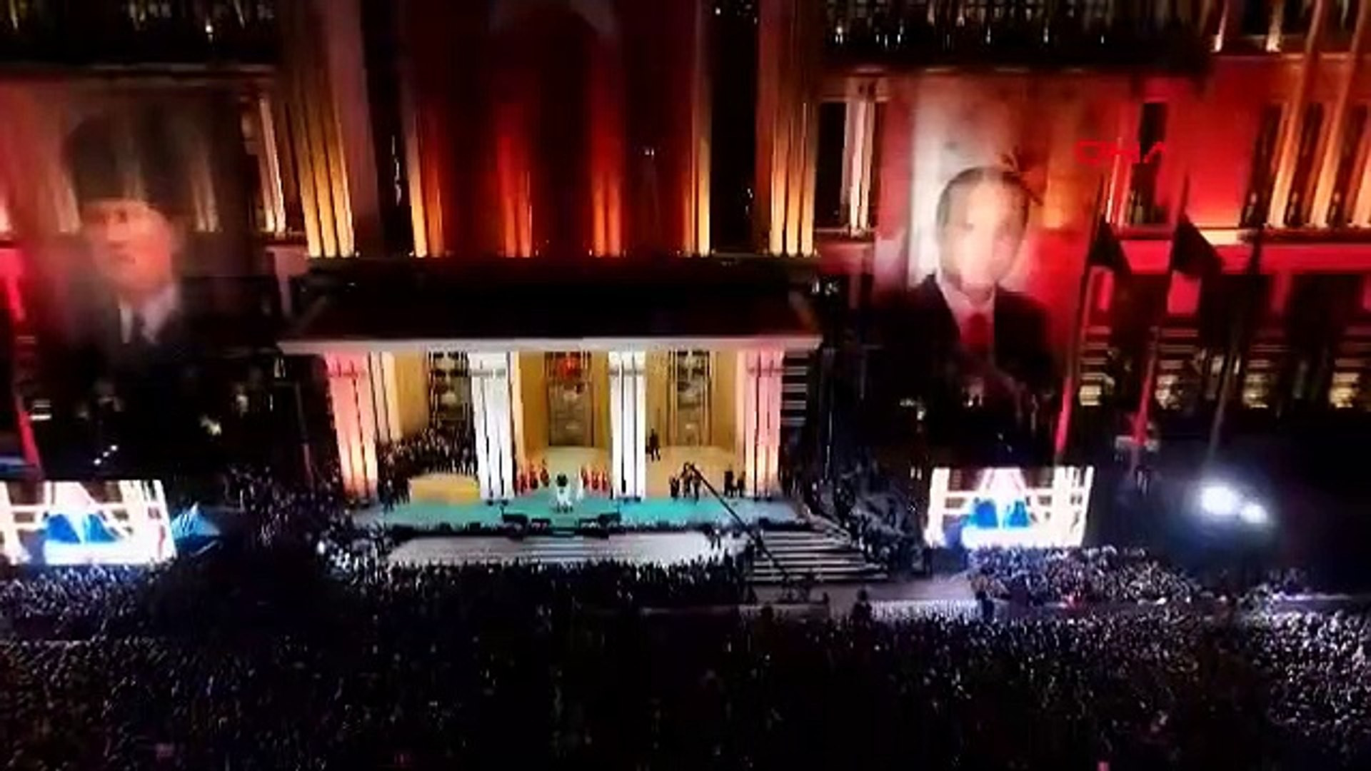 Cumhurbaşkanı Erdoğan'dan Cumhurbaşkanlığı'nda tarihi balkon konuşması
