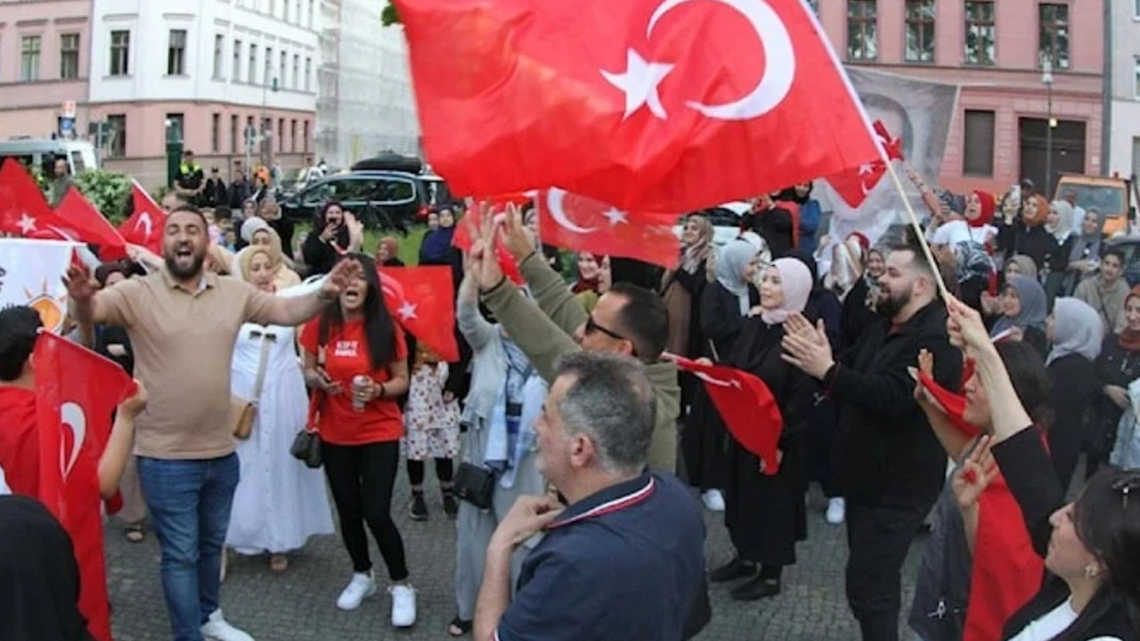 Almanya'da Türk asıllı bakan Erdoğan konvoyuna tepki gösterdi