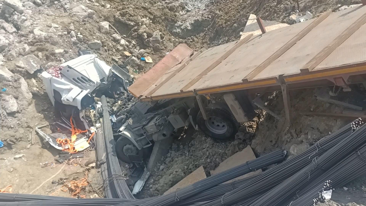 TIR 20 metre yükseklikten inşaata düştü