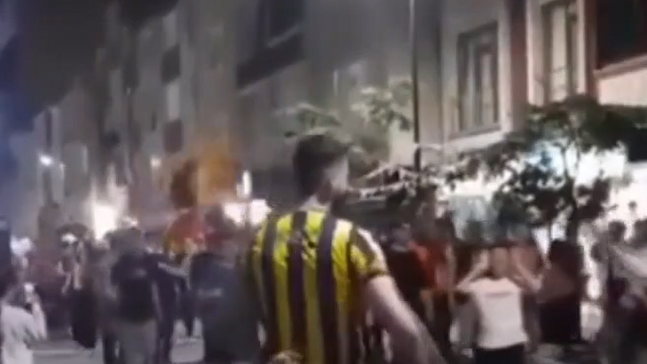 Şampiyonluğu kutlayan Galatasaraylılar, Fenerbahçe taraftarını omuzlarına aldı