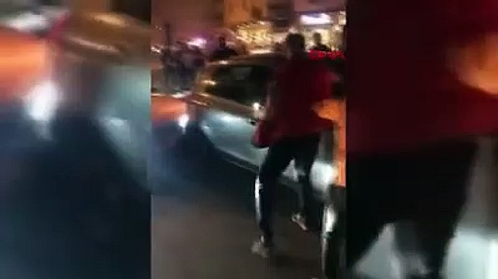 Otomobiliyle kutlama yapanların arasına daldı