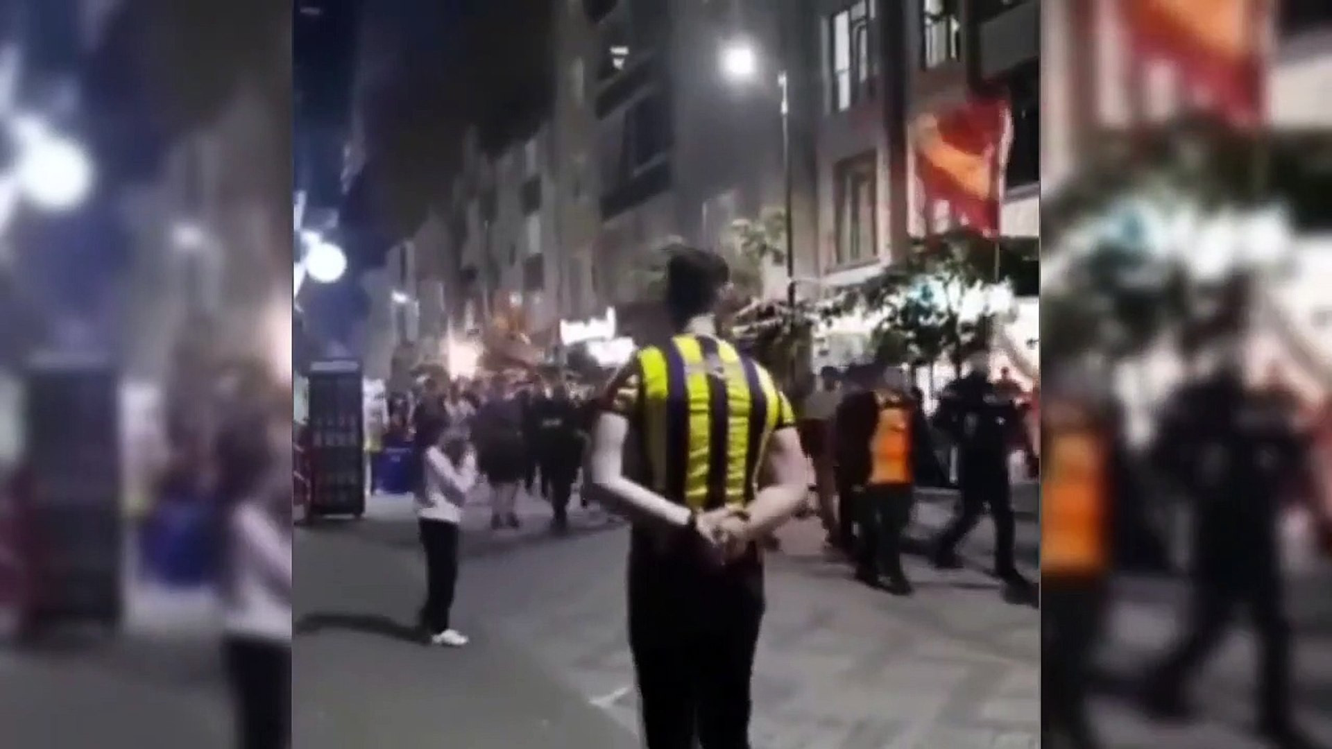 Şampiyonluğu kutlayan Galatasaraylılar, Fenerbahçe taraftarını omuzlarına aldı