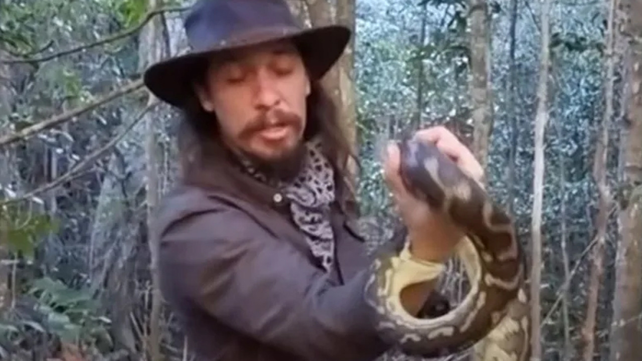 Korku dolu anlar: Yakaladığı yılan bileğini böyle ısırdı!