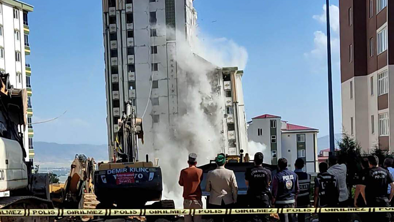 Kahramanmaraş'ta hasarlı bina sağlam binanın üzerine devrildi