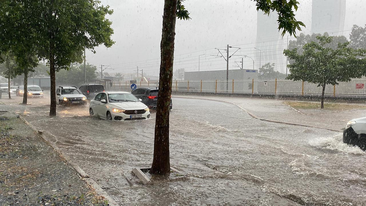 İzmir'de cadde ve sokaklar göle döndü
