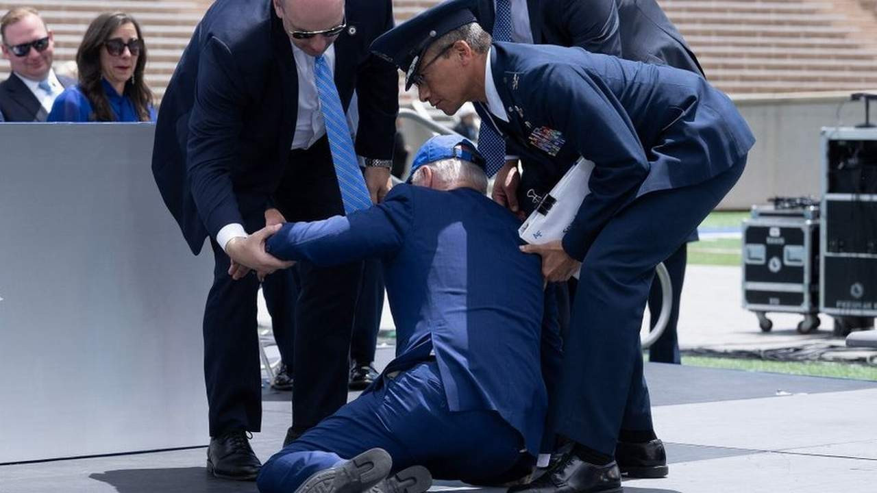 Biden kameraların önünde yere kapaklandı