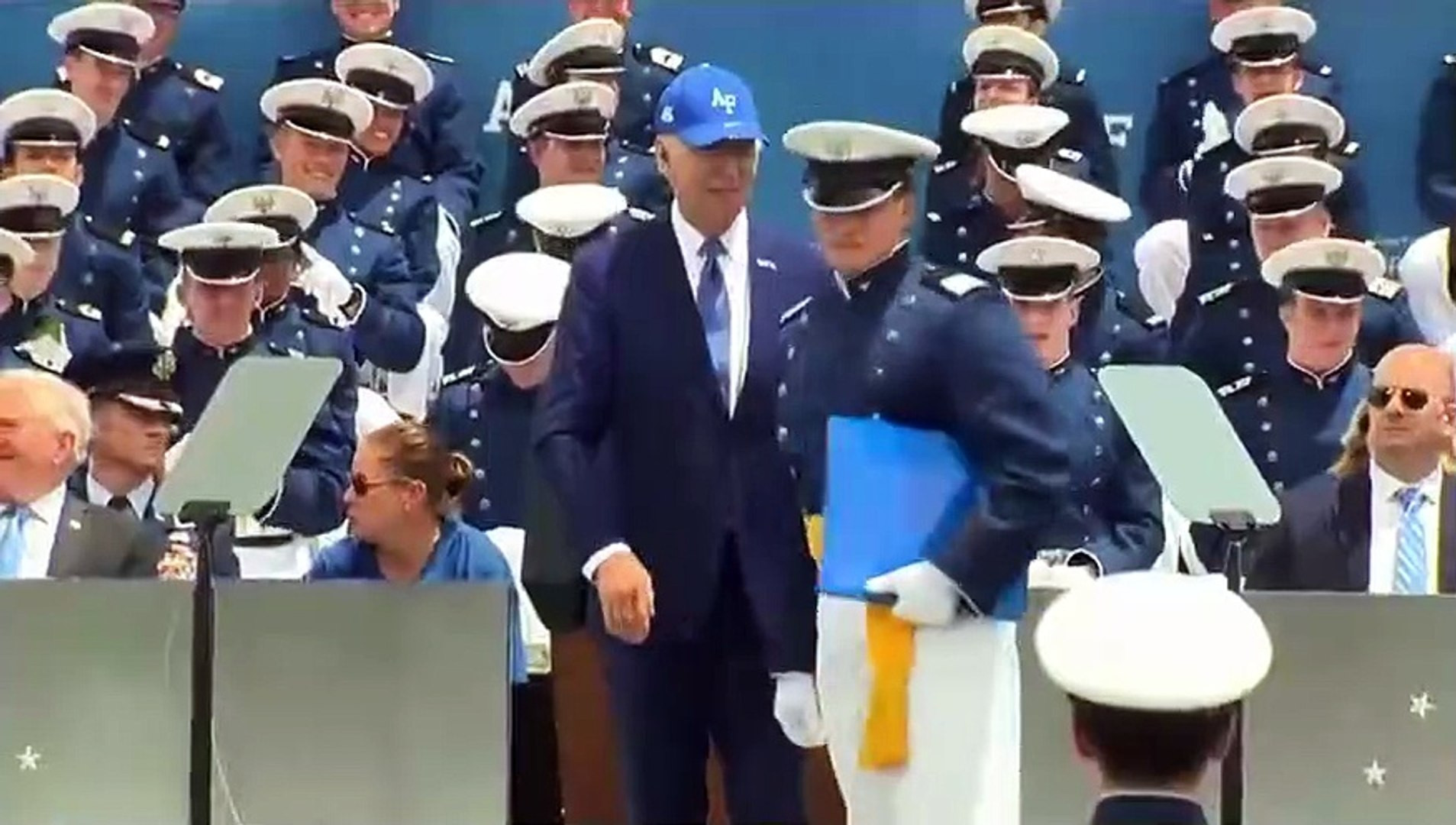 Biden kameraların önünde yere kapaklandı