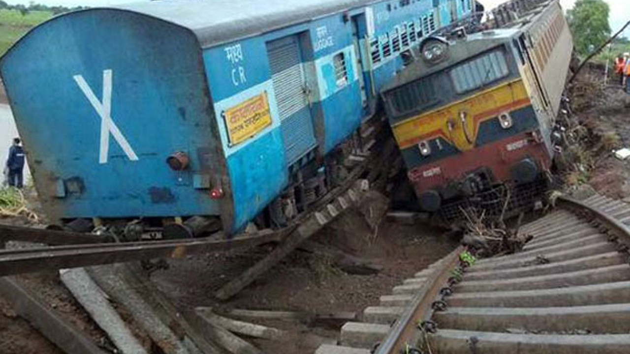 Hindistan'da tren kazası: 50 ölü yüzlerce yaralı