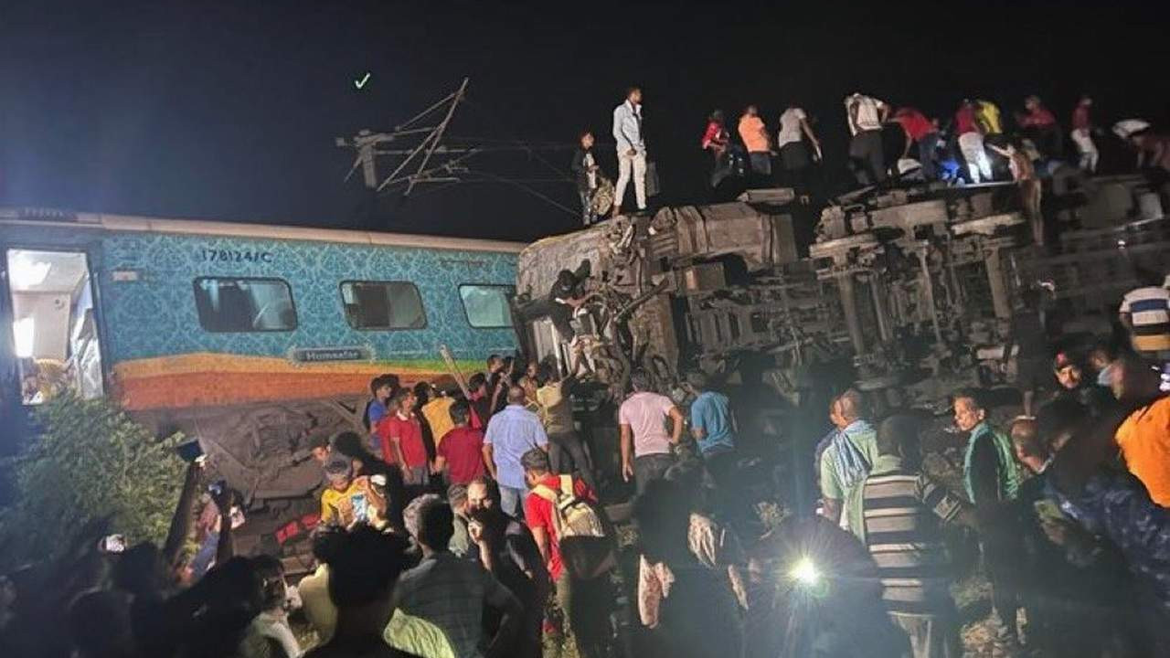3 tren birbirine girdi: Yüzlerce ölü ve yaralı var!