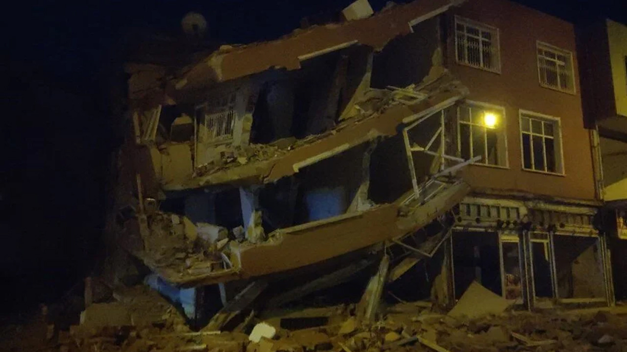 Hatay'da 4 katlı bina çöktü