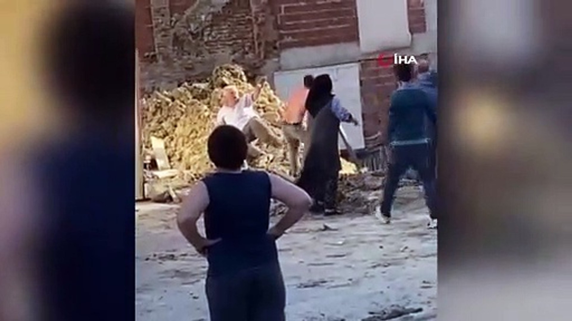 İstanbul'da sopalı, sapanlı, taşlı yıkım kavgası: Yaralılar var!