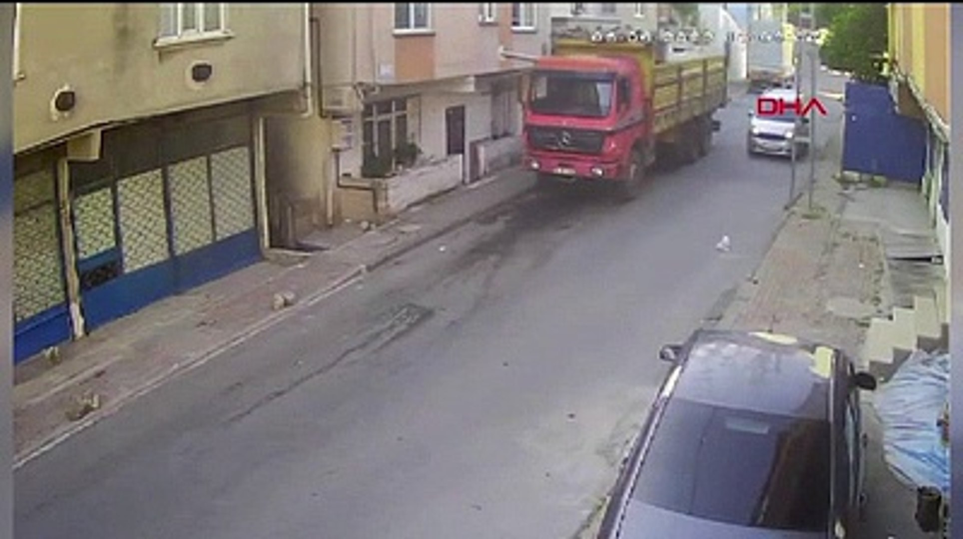 İstanbul'da bir kadın araçtan yola atıldı