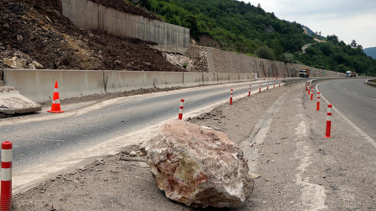Dağdan kopan kayalar yolu kapattı