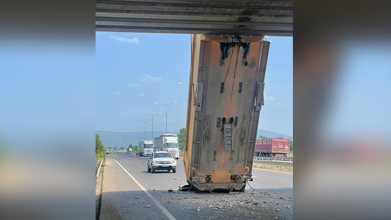 Açık kunutulan damper köprüde asılı kaldı