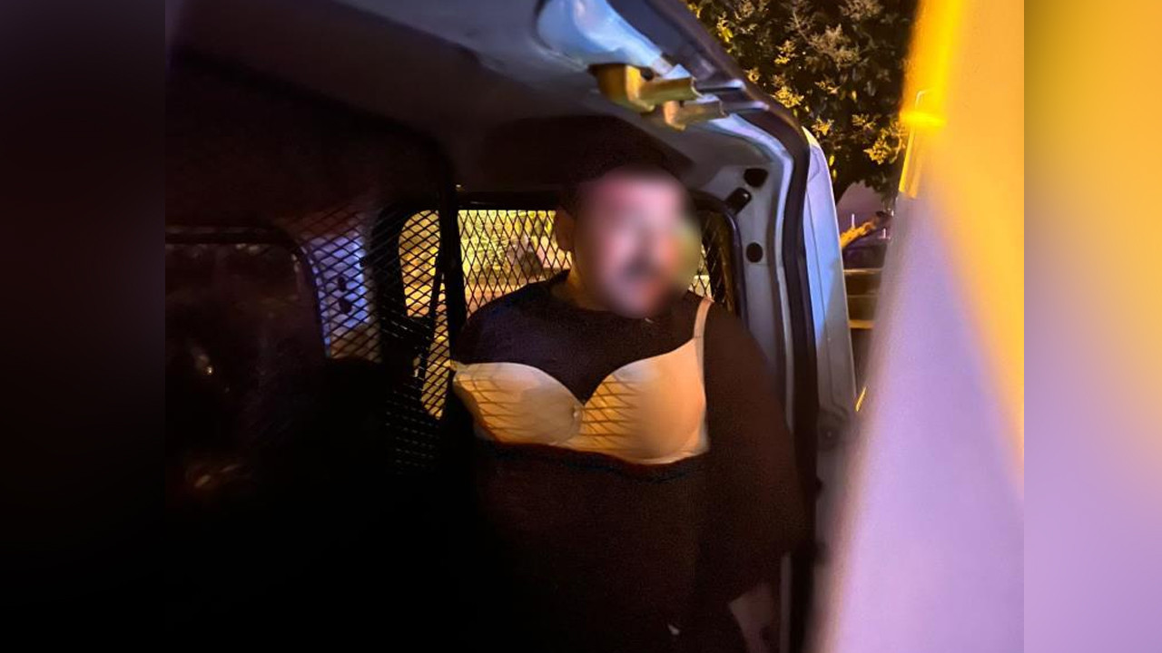 Kadın kılığında dolaşan erkek polise yakalandı! Makyaj da yapmış