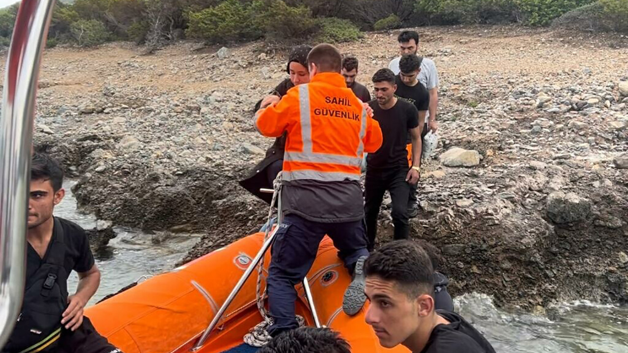 Karaada'da mahsur kalan kaçak göçmenler kurtarıldı