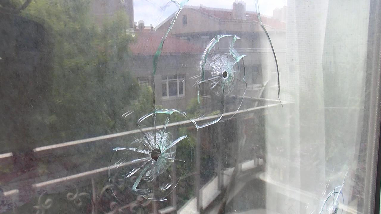 İstanbul'da maganda dehşeti! Odasında otururken ölümden döndü