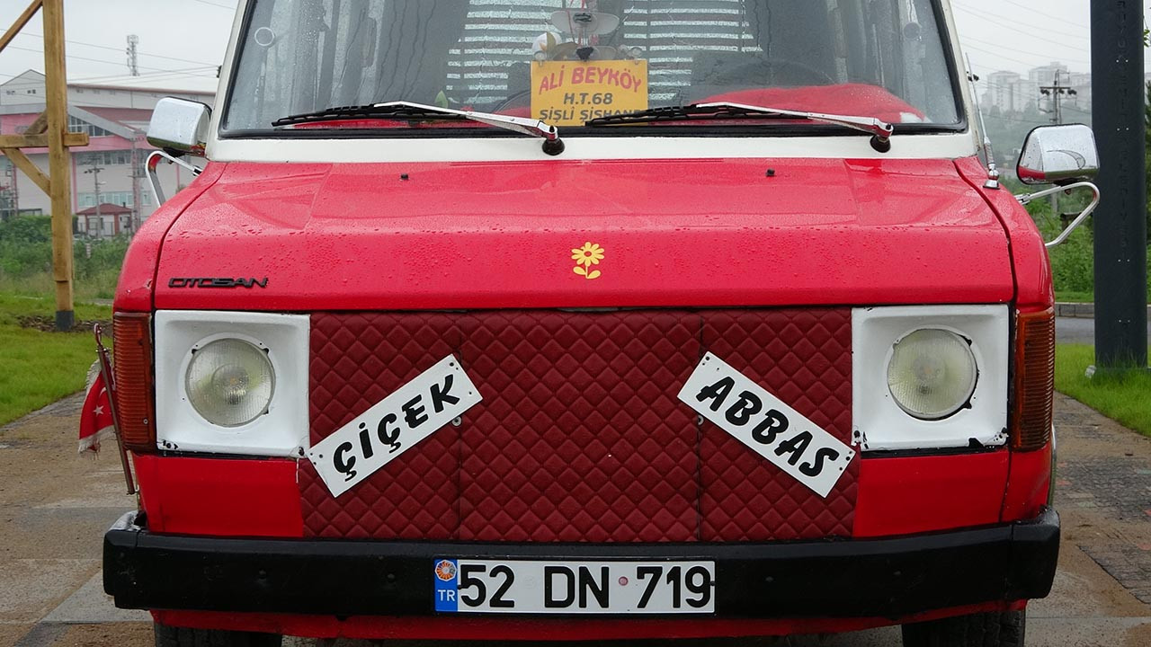 1989 model hurda minibüsü ''Çiçek Abbas''ın minibüsüne çevirdi