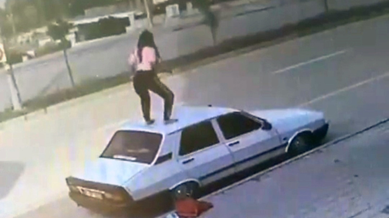 Adana’da sıradan bir gün: Bir kadın arabanın üstüne çıkıp böyle dans etti