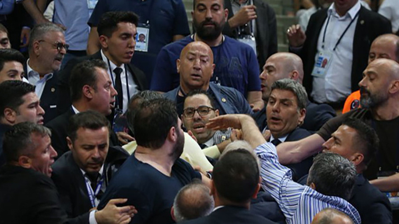 Fenerbahçe Kongresi'nde yumruklu kavga: Ortalık bir anda karıştı!