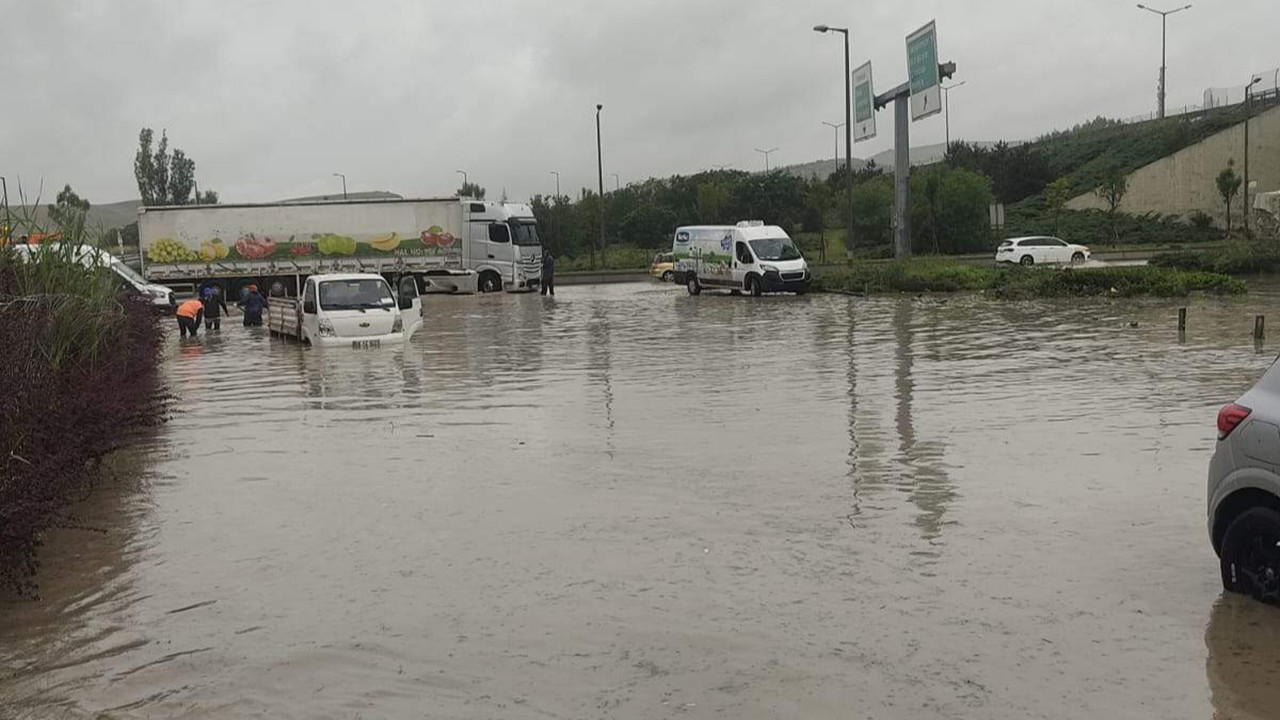 Ankara'da sağanak etkili oldu; yollar göle döndü