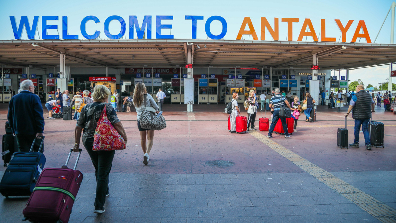 Antalya sezona hızlı başladı! Havada turist rekoru kırıldı