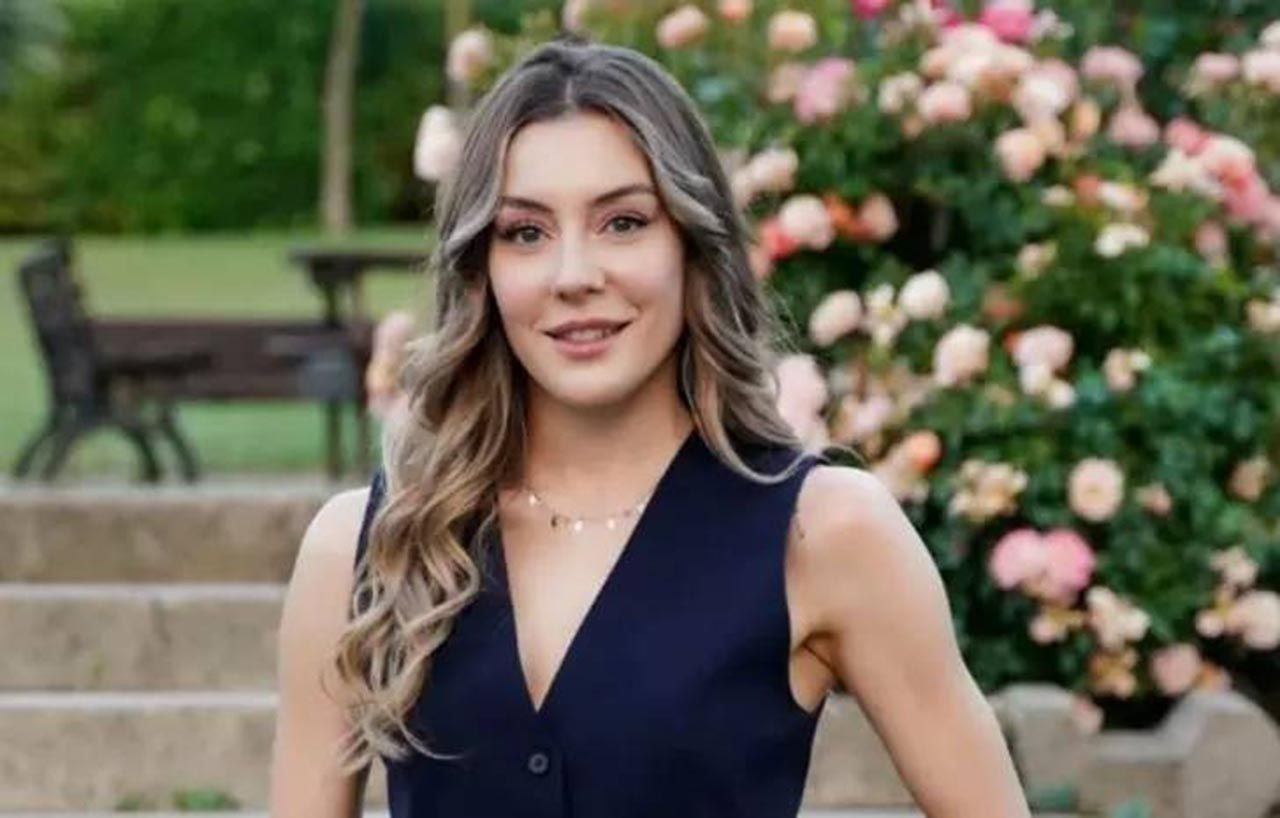 Ünlü oyuncu Ege Kökenli mayolu pozlarıyla beğeni topladı
