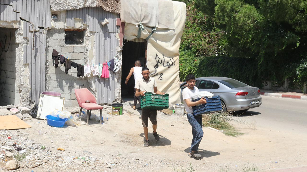 Yabancı uyrukluların kaldığı gecekondular tek tek yıkıldı