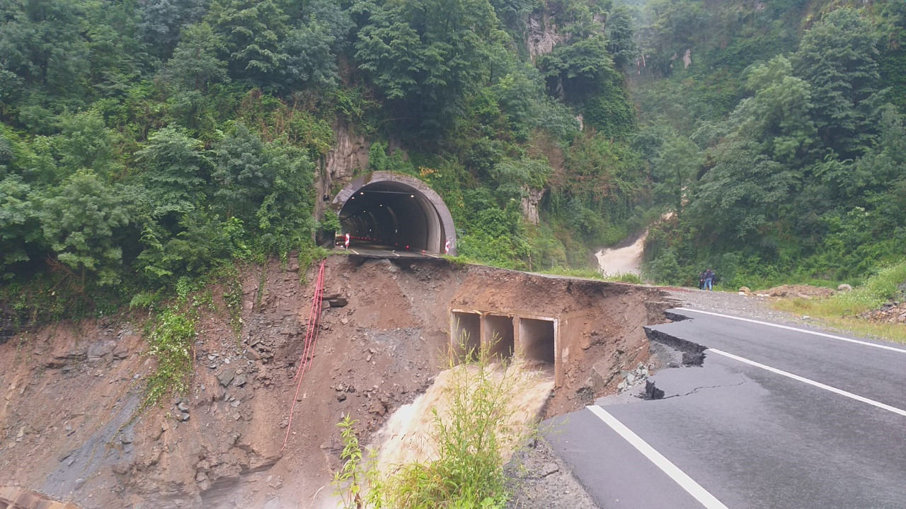 Karadeniz-Akdeniz Yolu yağışlar sonrası çöktü