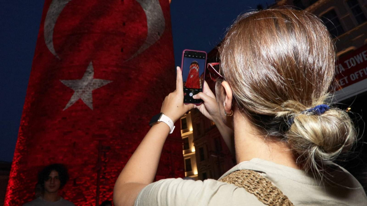 15 Temmuz şehitleri Galata Kulesi'nde yaşatıldı