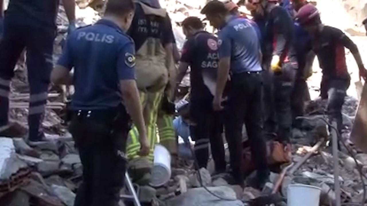 İstanbul'da kontrollü yıkımı yapılan bina çöktü: 1 kişi göçük altında