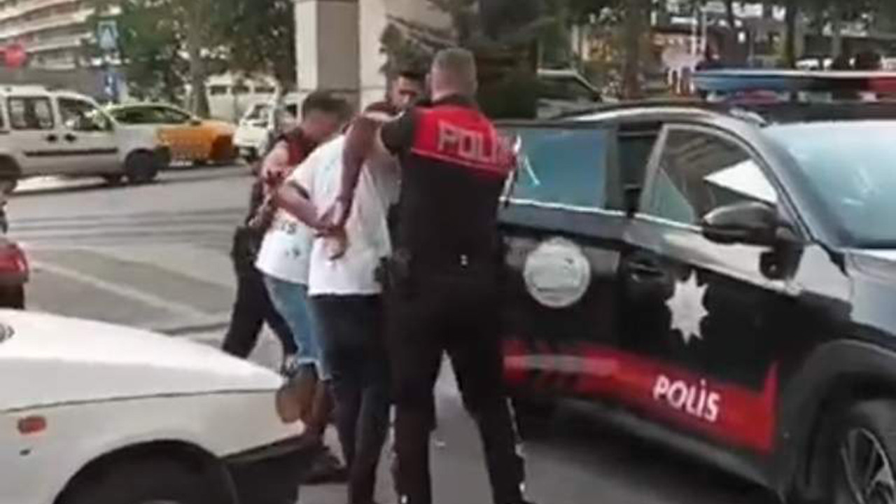 Polisten kaçan yabancı uyrukluya vatandaş tekmesi