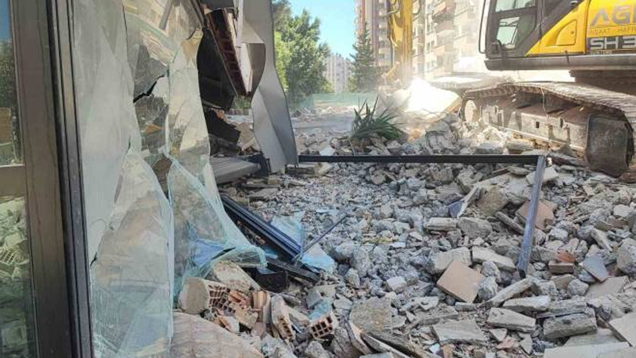 Adana'da 10 katlı bina 7 saniyede yıkıldı!