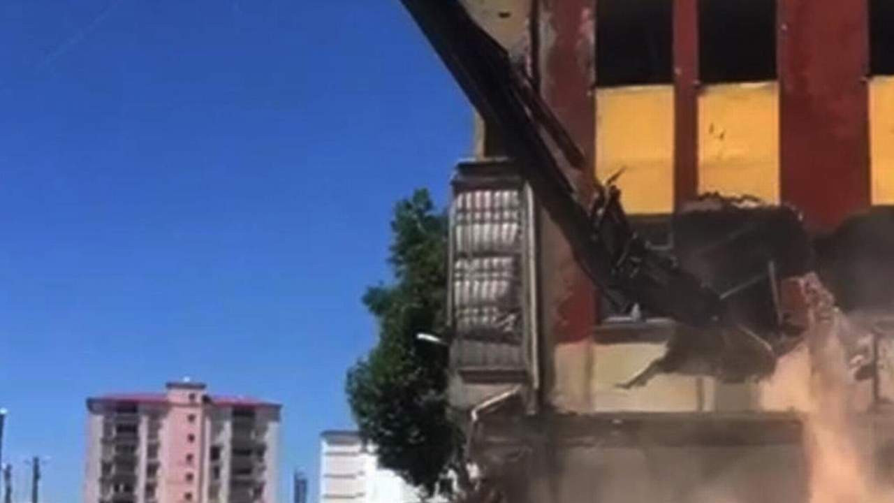Deprem bölgesinde bir bina daha çöktü